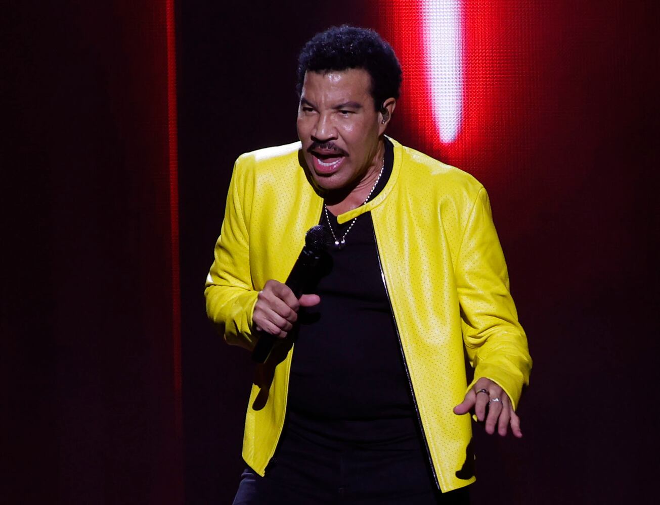 Lionel Richie and Earth, Wind & Fire perform