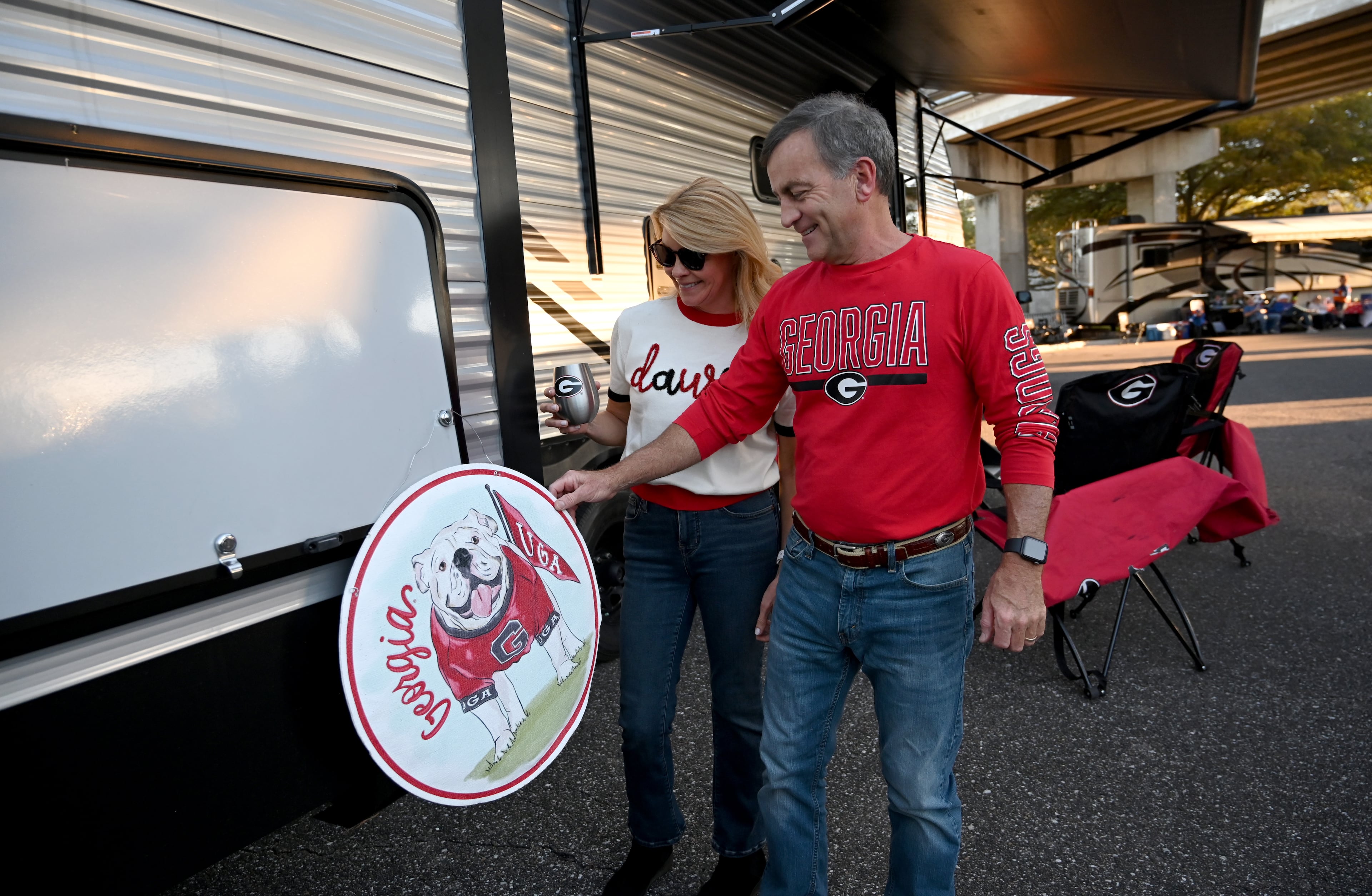 Georgia fans Cristy and Stan Johnson decorate their RV  during tailgating ahead of the NCAA football game Saturday between Georgia and Florida in RV City outside EverBank Stadium, Friday, October 31, 2025, Jacksonville, Fla. (Hyosub Shin / AJC)