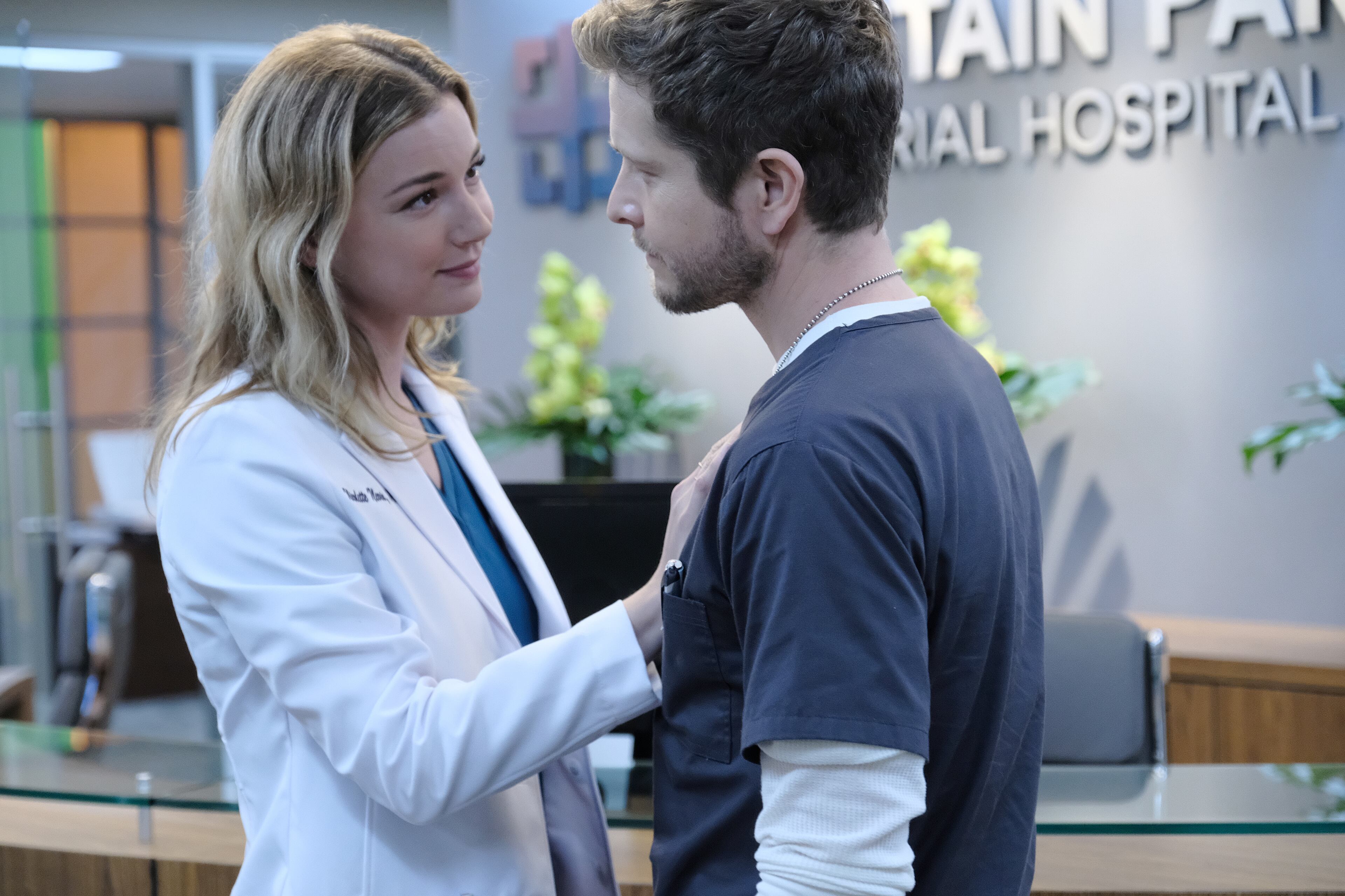 (L-R) Emily VanCamp and Matt Czuchry in the "The Prince & The Pauper" episode of "The Resident." (Guy D'Alema/FOX)