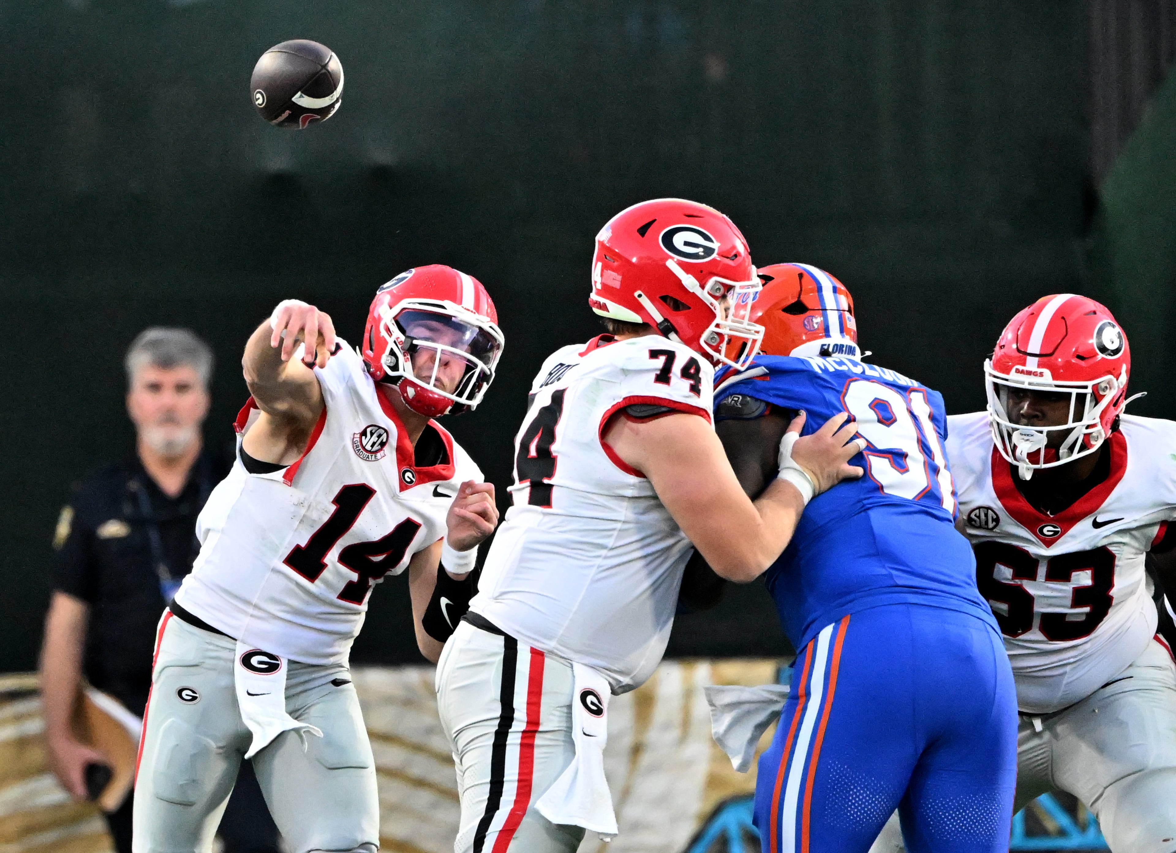 Georgia quarterback Gunner Stockton (14) gets off a pass during the second half in an NCAA football game, Saturday, November 1, 2025, Jacksonville, Fla. Georgia won 24-20 over Florida. (Hyosub Shin / AJC)