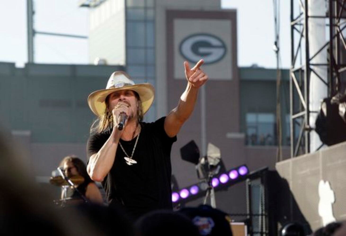 NFL crowds rock out to Maroon 5, Kid Rock and Lady Antebellum