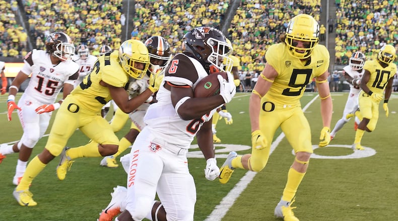 EUGENE, OR - SEPTEMBER 01: Running back Ra'veion Hargrove #6 of the Bowling Green Falcons returna a kickoff as wide receiver Brenden Schooler #9 of the Oregon Ducks closes in during the third quarter of the qame at Autzen Stadium on September 1, 2018 in Eugene, Oregon. (Photo by Steve Dykes/Getty Images)