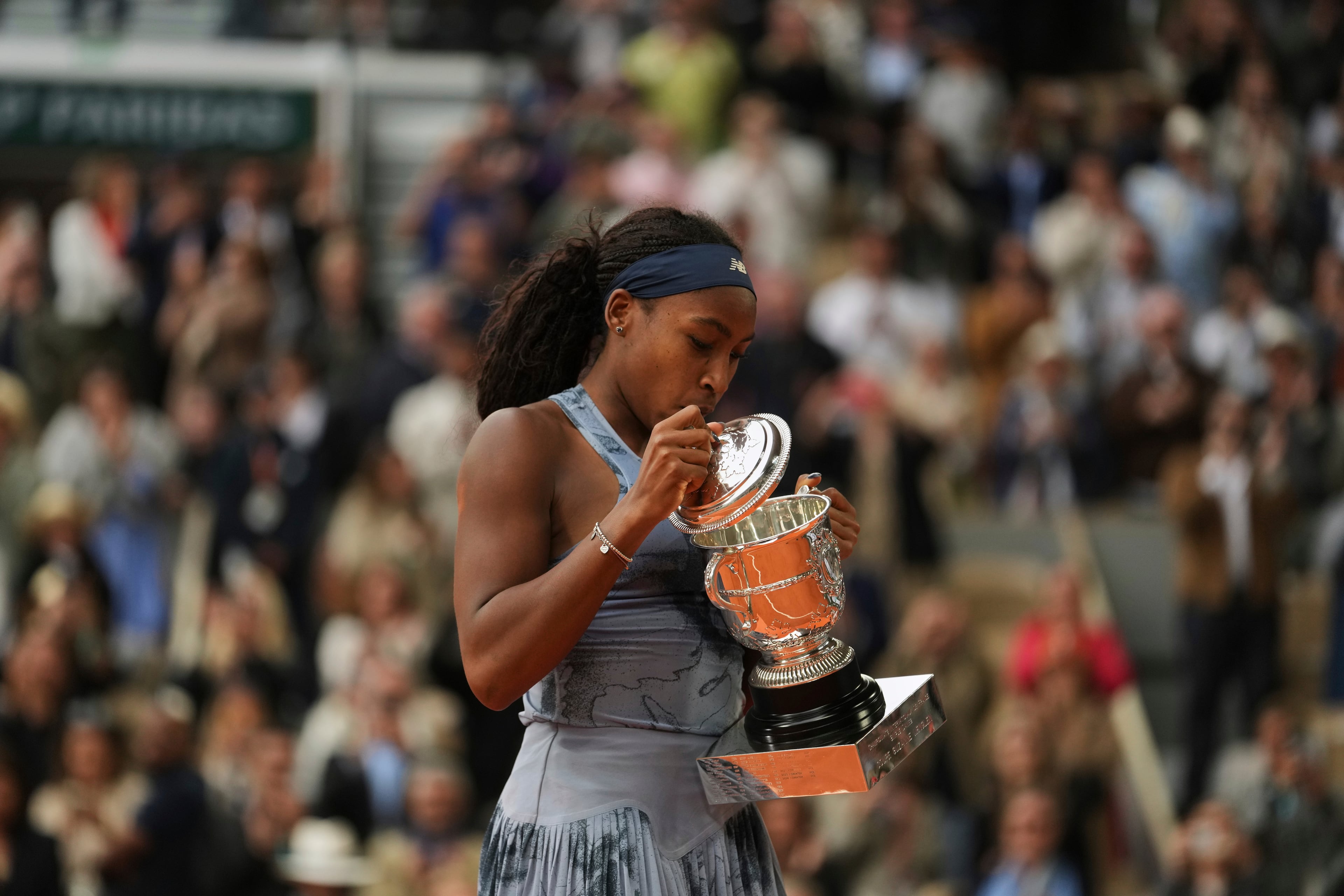 United States' Coco Gauff holds the tropy after winning the final match of the French Tennis Open at the Roland-Garros against Aryna Sabalenka of Belarus in Paris, Saturday, June 7, 2025. (AP Photo/Thibault Camus)