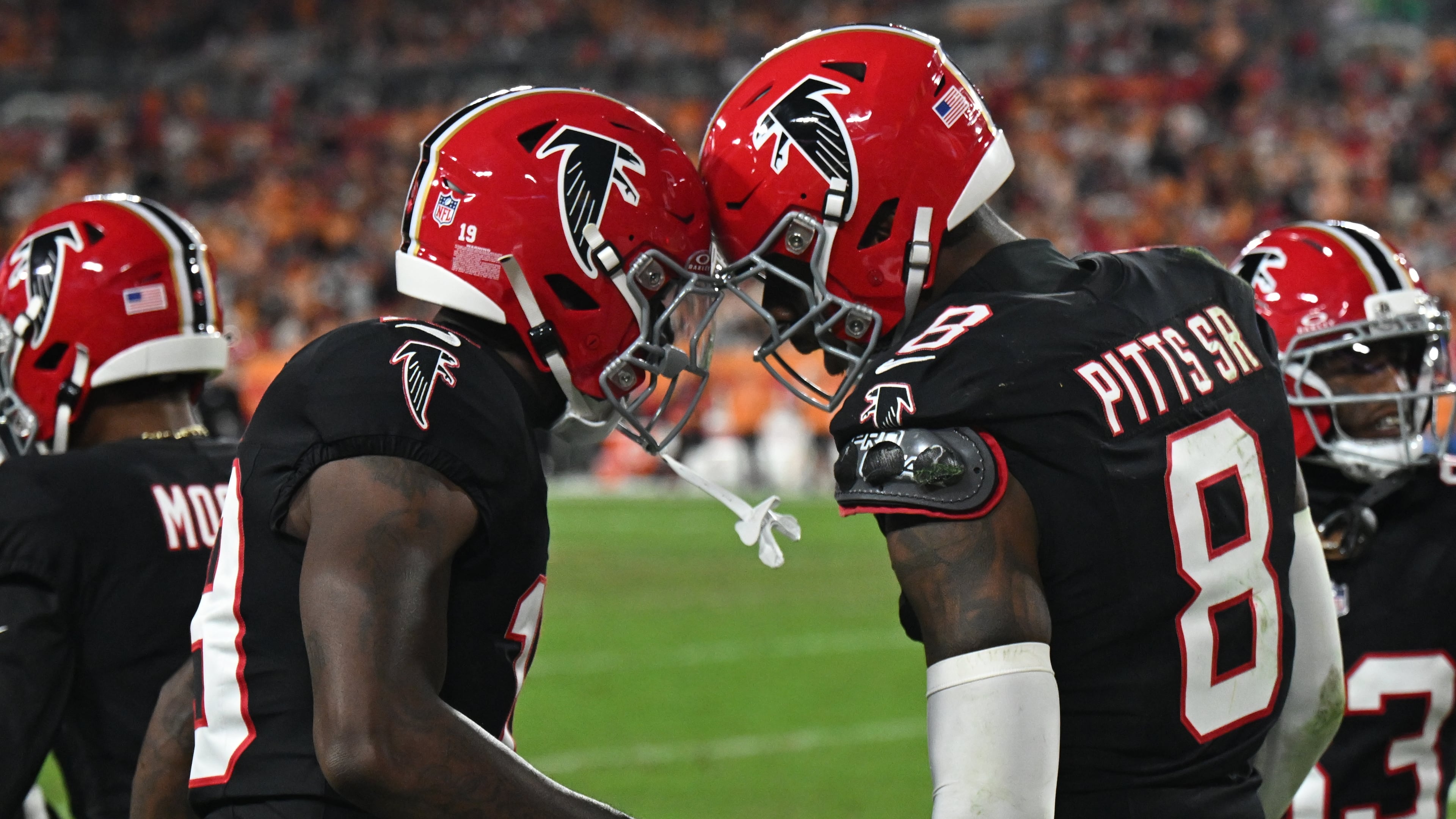 Atlanta Falcons tight end Kyle Pitts Sr. (8) celebrates his touchdown against the Tampa Bay Buccaneers during the first half of an NFL football game, Thursday, Dec. 11, 2025, in Tampa, Fla. (AP Photo/Jason Behnken)