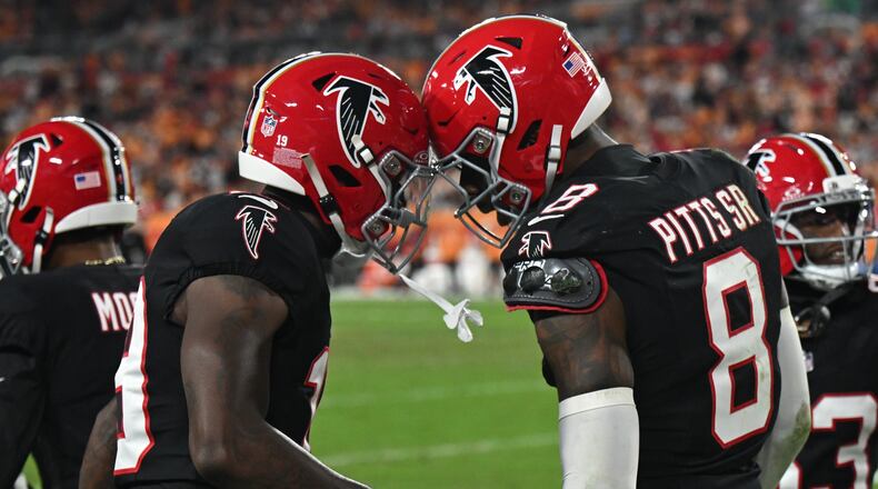 Atlanta Falcons tight end Kyle Pitts Sr. (8) celebrates his touchdown against the Tampa Bay Buccaneers during the first half of an NFL football game, Thursday, Dec. 11, 2025, in Tampa, Fla. (AP Photo/Jason Behnken)