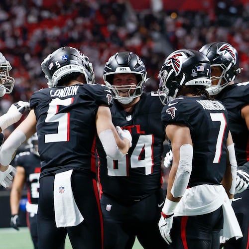 Atlanta Falcons players celebrate with Falcons wide receiver Drake London (5) after his touchdown during the first half of an NFL football game against the New Orleans Saints at Mercedes-Benz Stadium in Atlanta on Sunday, January 4,
(Miguel Martinez/ AJC)
