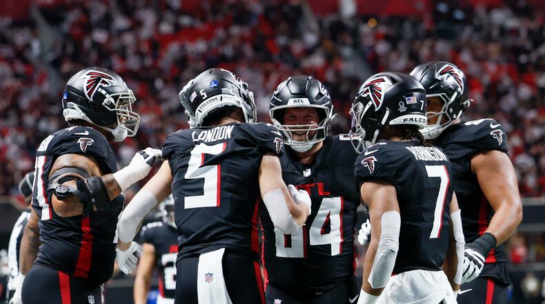 Atlanta Falcons players celebrate with Falcons wide receiver Drake London (5) after his touchdown during the first half of an NFL football game against the New Orleans Saints at Mercedes-Benz Stadium in Atlanta on Sunday, January 4,
(Miguel Martinez/ AJC)