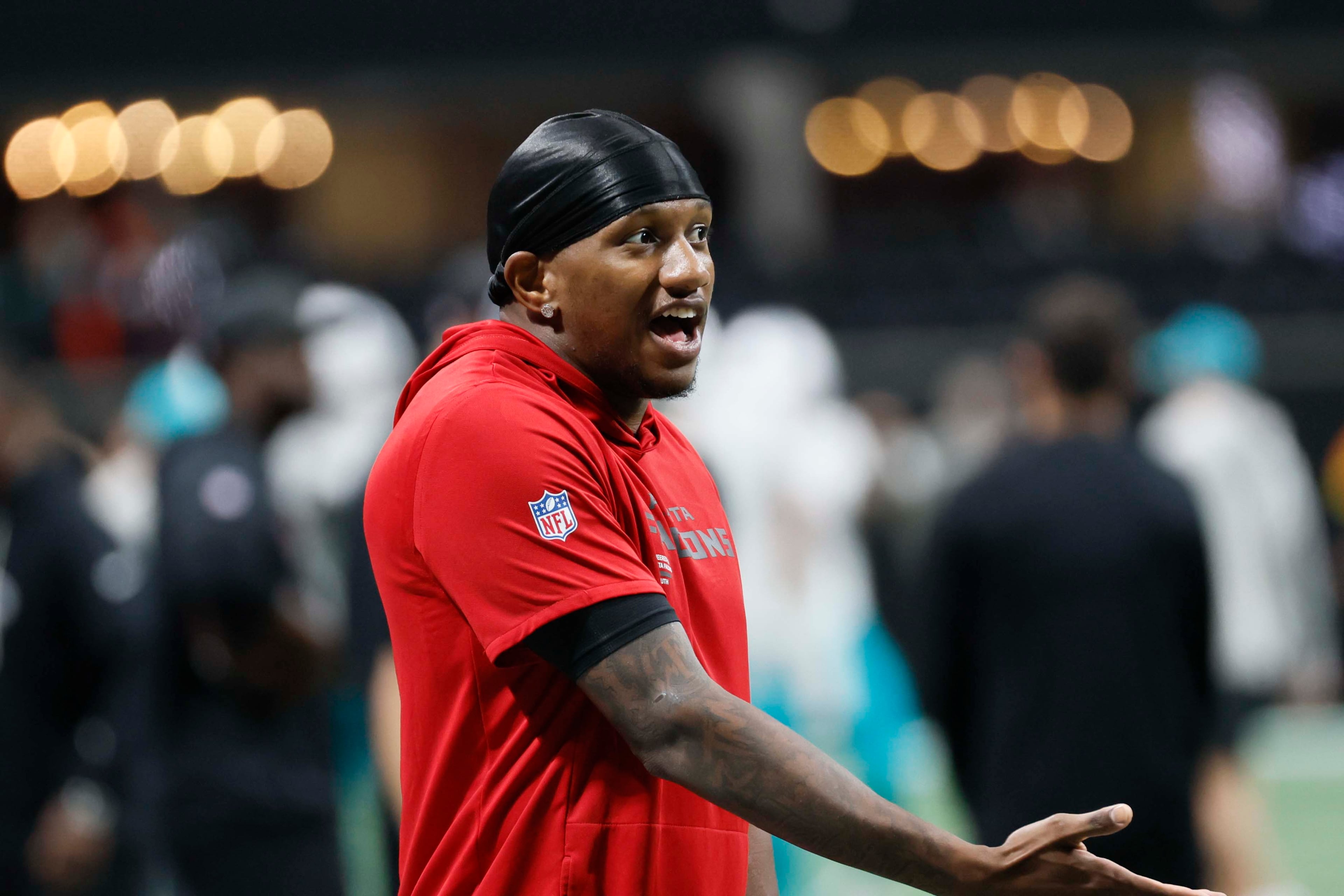 Atlanta Falcons quarterback Michael Penix Jr. is seen interacting during the team’s warmup, as he will be benched due to an injury in the last game. The team announced Atlanta Falcons quarterback Kirk Cousins to be the starter against the Miami Dolphins at Mercedes-Benz Stadium on Sunday, Oct. 26, 2025.  (Miguel Martinez/AJC)