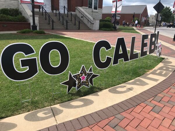  A sign of support in downtown Dallas for Caleb Lee Hutchinson. CREDIT: Rodney Ho/rho@ajc.com
