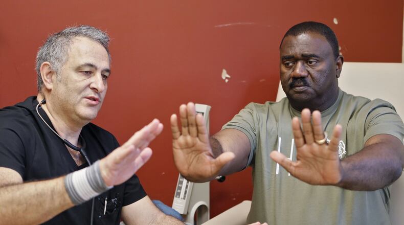 Former NFL player Willie Blackwell, who needs a kidney, is examined by Dr. Michael Katz in Stockbridge. After Blackwell was diagnosed with kidney cancer in 1999, he had that kidney removed. Now, his other kidney is failing. BOB ANDRES / ROBERT.ANDRES@AJC.COM