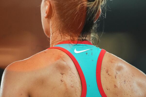 The clay stuck to the back of Belarus' Aryna Sabalenka after a fall during the semifinal match of the French Tennis Open against Poland's Iga Swiatek at the Roland-Garros stadium in Paris, Thursday, June 5, 2025. (AP Photo/Lindsey Wasson)