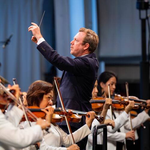 This image released by the Los Angeles Philharmonic shows Daniel Harding conducting the Los Angeles Philharmonic at the Hollywood Bowl in Los Angeles on Aug. 19, 2025. (Elizabeth Asher/Los Angeles Philharmonic via AP)