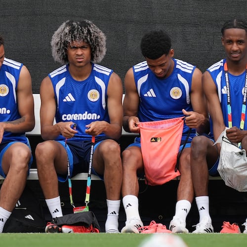 Curaçao's Tahith Chong, second left, and teammates prepare for a training for the national soccer team in Boca Raton, Fla.,Tuesday, June 9, 2026, ahead of the World Cup soccer tournament. (AP Photo/Rebecca Blackwell)