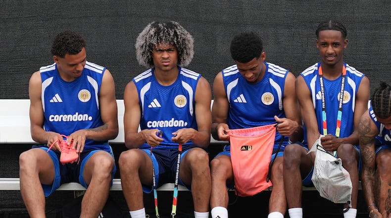Curaçao's Tahith Chong, second left, and teammates prepare for a training for the national soccer team in Boca Raton, Fla.,Tuesday, June 9, 2026, ahead of the World Cup soccer tournament. (AP Photo/Rebecca Blackwell)