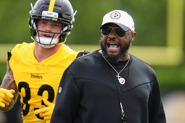 Pittsburgh Steelers head coach Mike Tomlin yells encouragement during NFL football practice in Pittsburgh, Tuesday, May 27, 2025. (AP Photo/Gene J. Puskar)