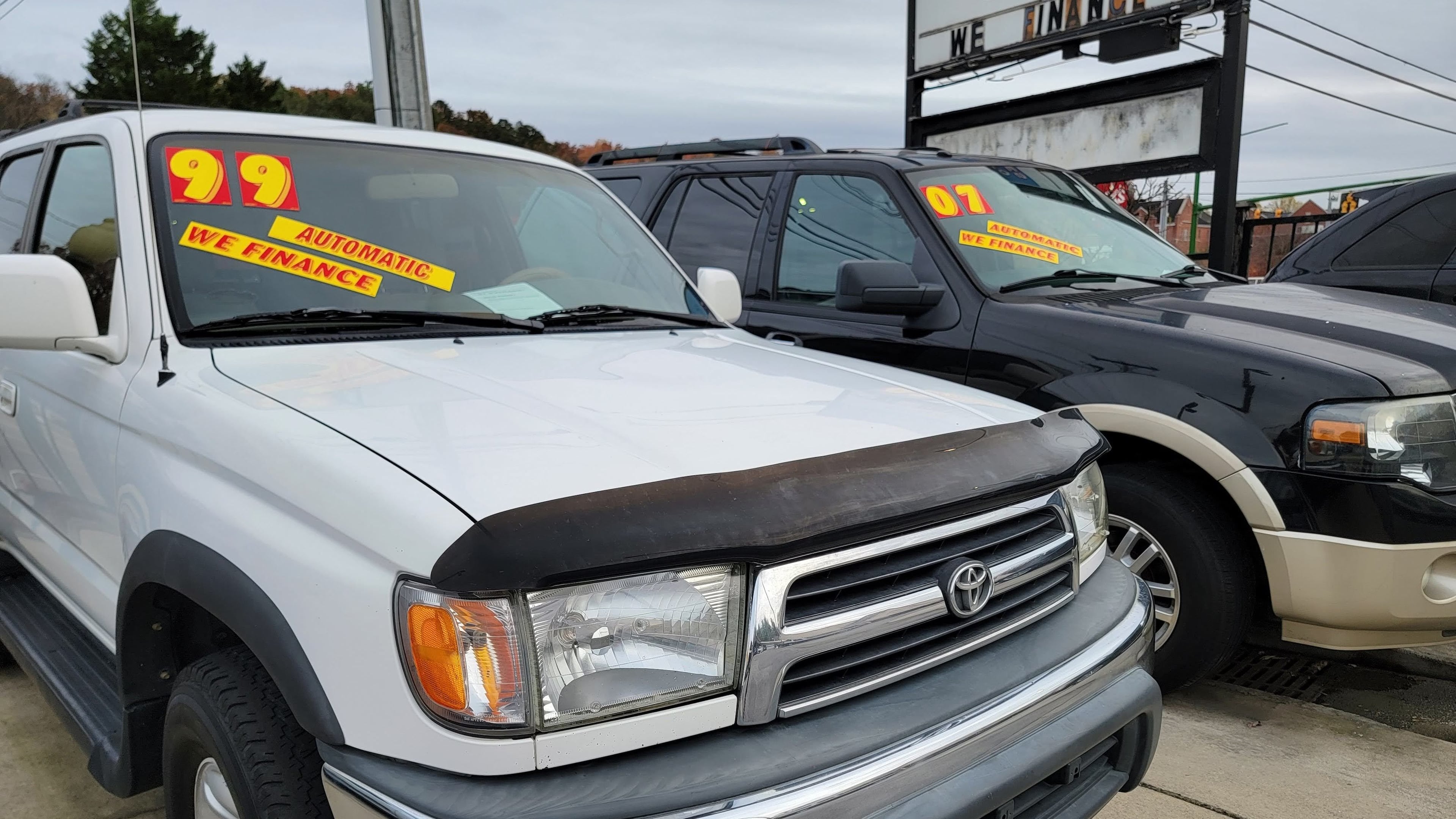 Older model used vehicles for sale at an independent dealership in Chattanooga, Tennessee, on Nov. 11, 2023. Photo courtesy of Chris Hardesty.