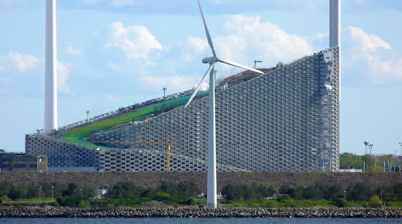 The Amager Bakke waste-to-energy power plant with its green year-round ski slope. Credit: Edward Weston / Flickr