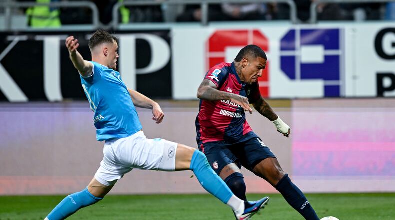 Cagliari's Michael Folorunsho, right, plays the ball during the Serie A soccer match between Cagliari and Napoli in Cagliari, Italy, Friday March 20, 2026. (Gianluca Zuddas/LaPresse via AP)
