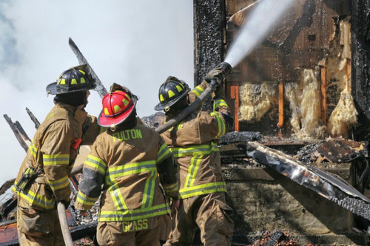 Fire destroys vacant apartment building