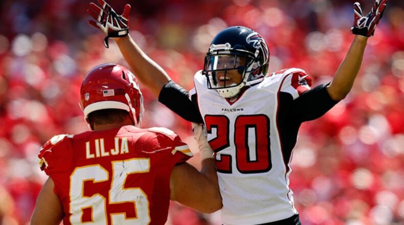 Brent Grimes, who made $10 million last season, agreed to terms on a one-year contract with the Miami Dolphins on Saturday.