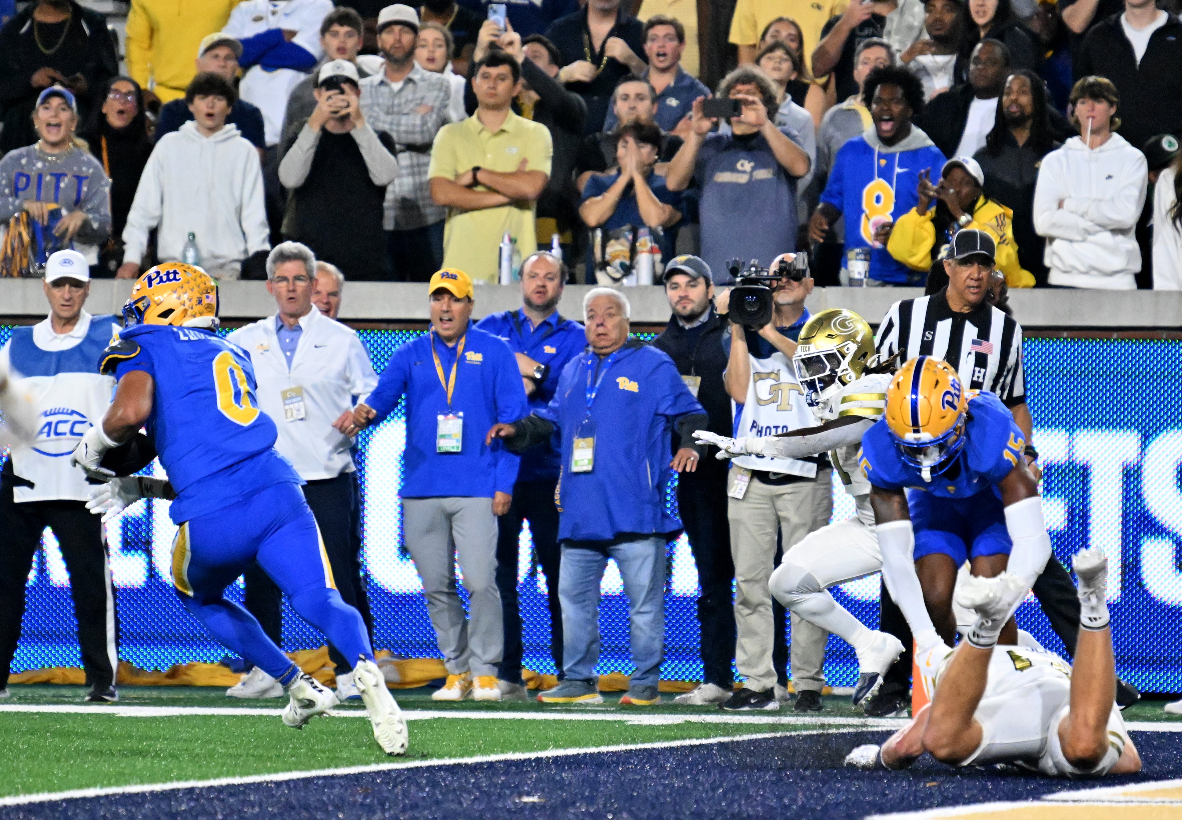 Pittsburgh linebacker Braylan Lovelace (0) runs for a touchdown after intercepting a pass intended for Georgia Tech tight end Brett Seither (right) during the second half in an NCAA college football game at Bobby Dodd Stadium, Saturday, November 22, 2025 in Atlanta. Pittsburgh won 42-28 over Georgia Tech. (Hyosub Shin / AJC)