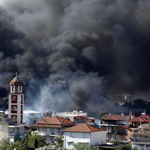 Thick smoke rises above Filothei settlement during a wildfire on the outskirts of the northern city of Thessaloniki, Greece, Sunday, July 5, 2026. (AP Photo/Giannis Papanikos)
