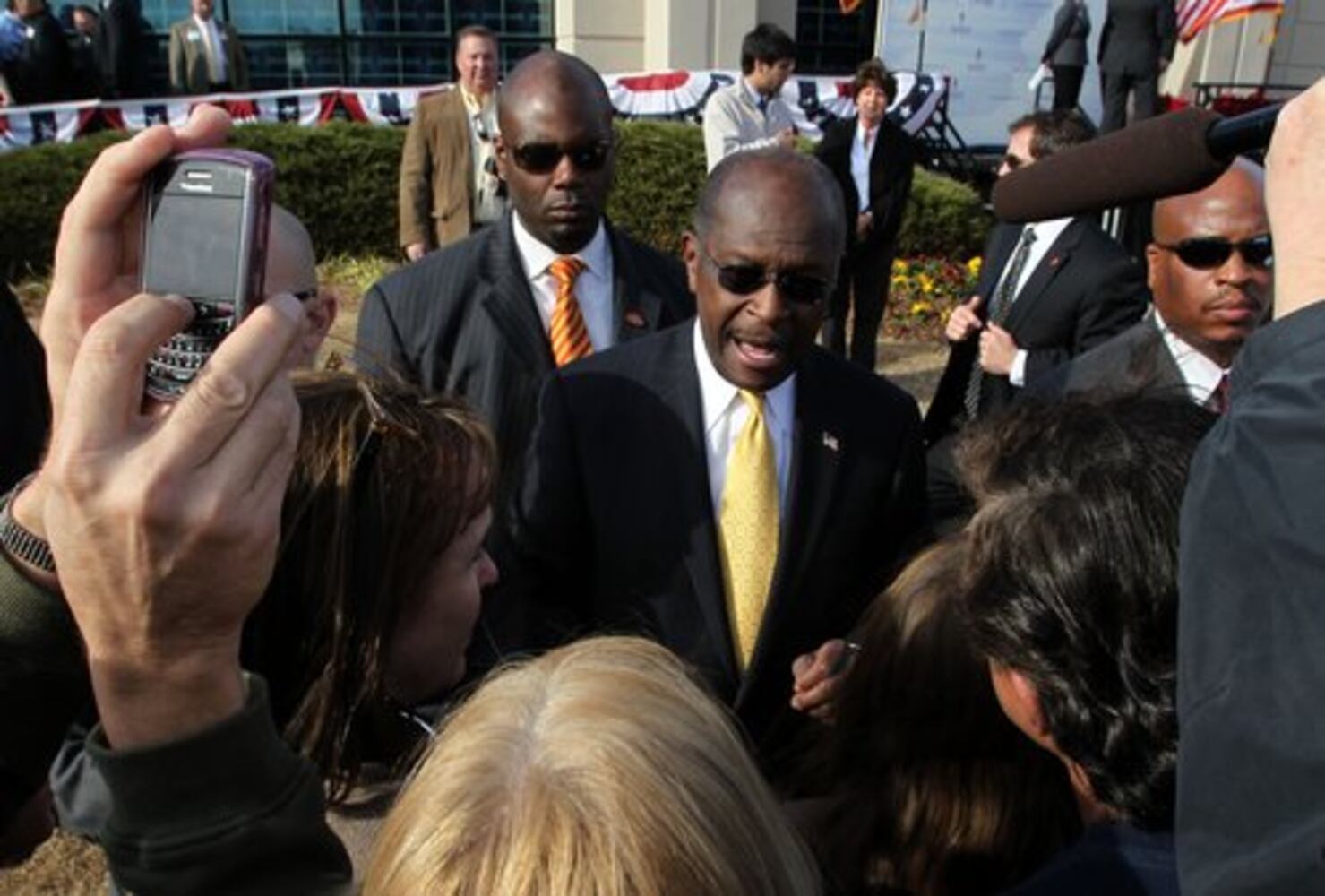 Herman Cain suspends presidential campaign