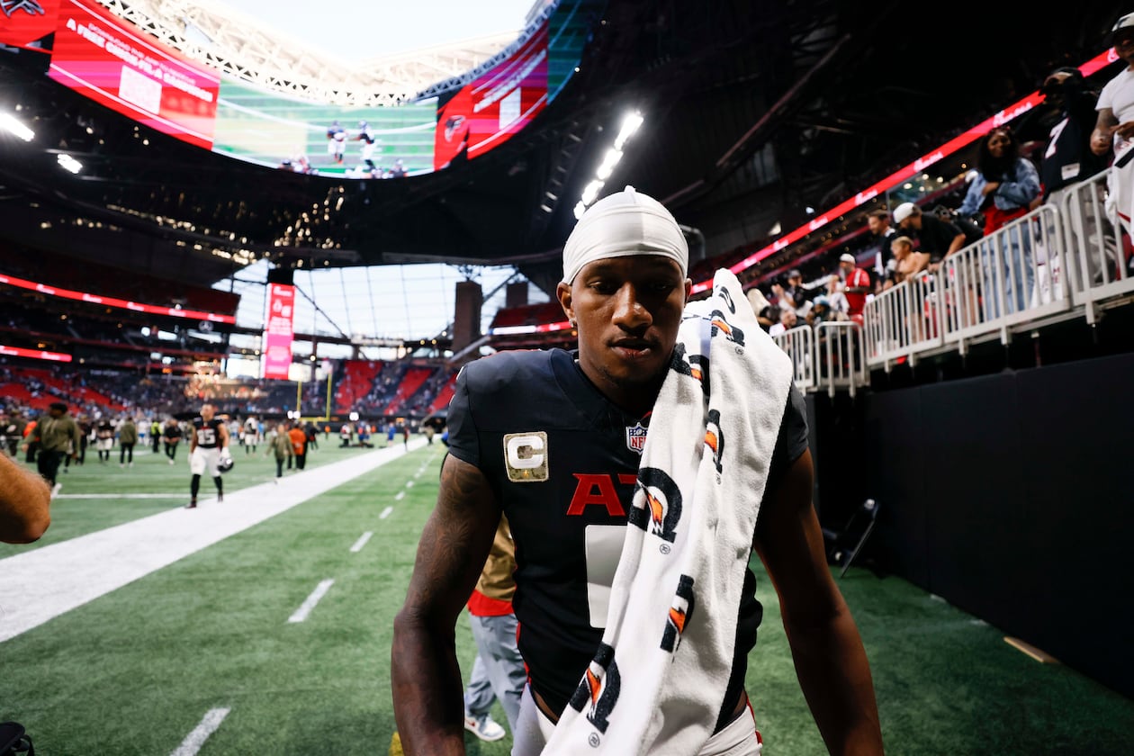 Atlanta Falcons quarterback Michael Penix Jr. suffered a left knee injury in Sunday’s loss at Mercedes-Benz Stadium to the Carolina Panthers, according to a report Monday by ESPN. (Miguel Martinez/AJC)
