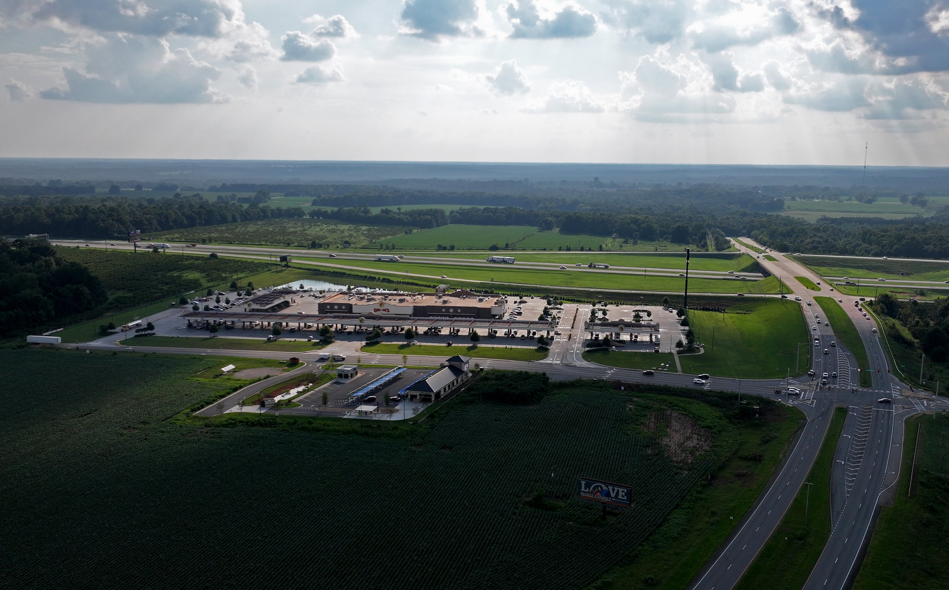 The Warner Robins Buc-ee's sits along I-75 between Macon and Perry in what until recently was wide-open countryside in Middle Georgia's peach country. (Hyosub Shin/AJC)