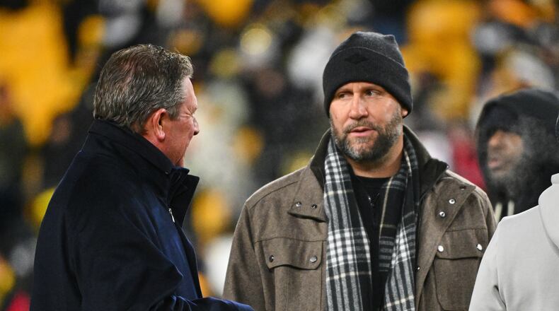 Dan Marino, left, and Ben Roethlisberger, right, greet each other before an NFL football game between the Miami Dolphins and Pittsburgh Steelers in Pittsburgh, Monday, Dec. 15, 2025. (AP Photo/Justin Berl)