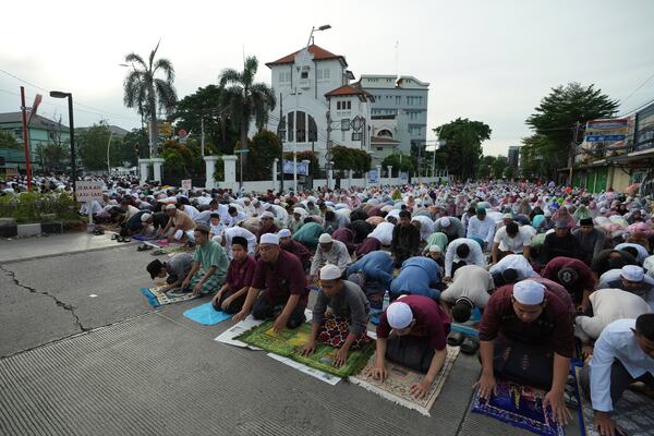 Muslims perform Eid al-Fitr prayer marking the end of the holy fasting month of Ramadan on a street in Jakarta, Indonesia, Monday, March 31, 2025. (AP Photo/Achmad Ibrahim)