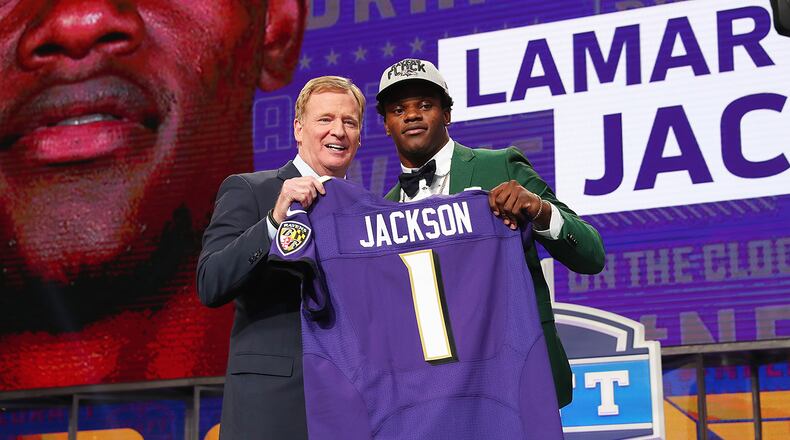 ARLINGTON, TX - APRIL 26: Lamar Jackson of Louisville poses with NFL Commissioner Roger Goodell after being picked #32 overall by the Baltimore Ravens during the first round of the 2018 NFL Draft at AT&T Stadium on April 26, 2018 in Arlington, Texas. (Photo by Tom Pennington/Getty Images)