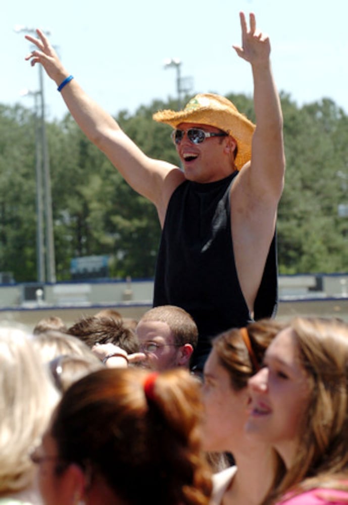Kellie Pickler rewards Etowah High with concert