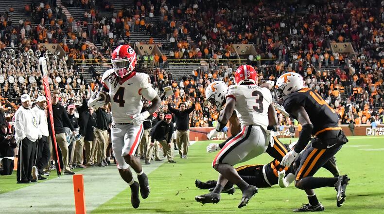 Georgia's running back James Cook (4) scores a touchdown in the second half against Tennessee at Neyland Stadium in Knoxville on Saturday, November 13, 2021. Georgia won 41-17 over Tennessee. (Hyosub Shin / Hyosub.Shin@ajc.com)