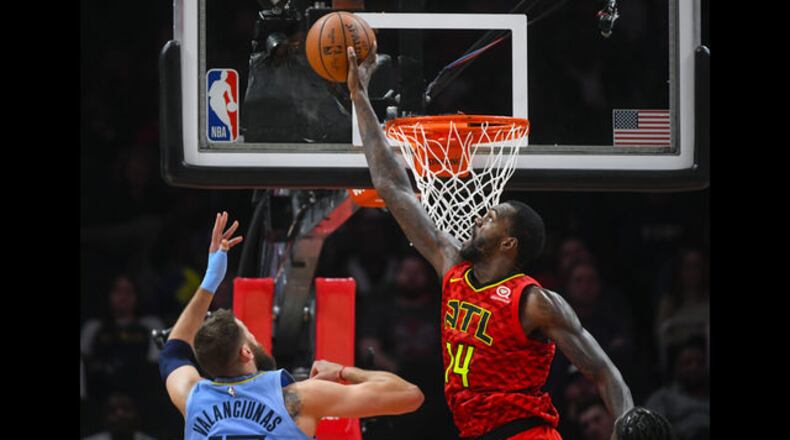 Hawks free agent center Dewayne Dedmon (right) reportedly has agreed to a contract with the Kings.