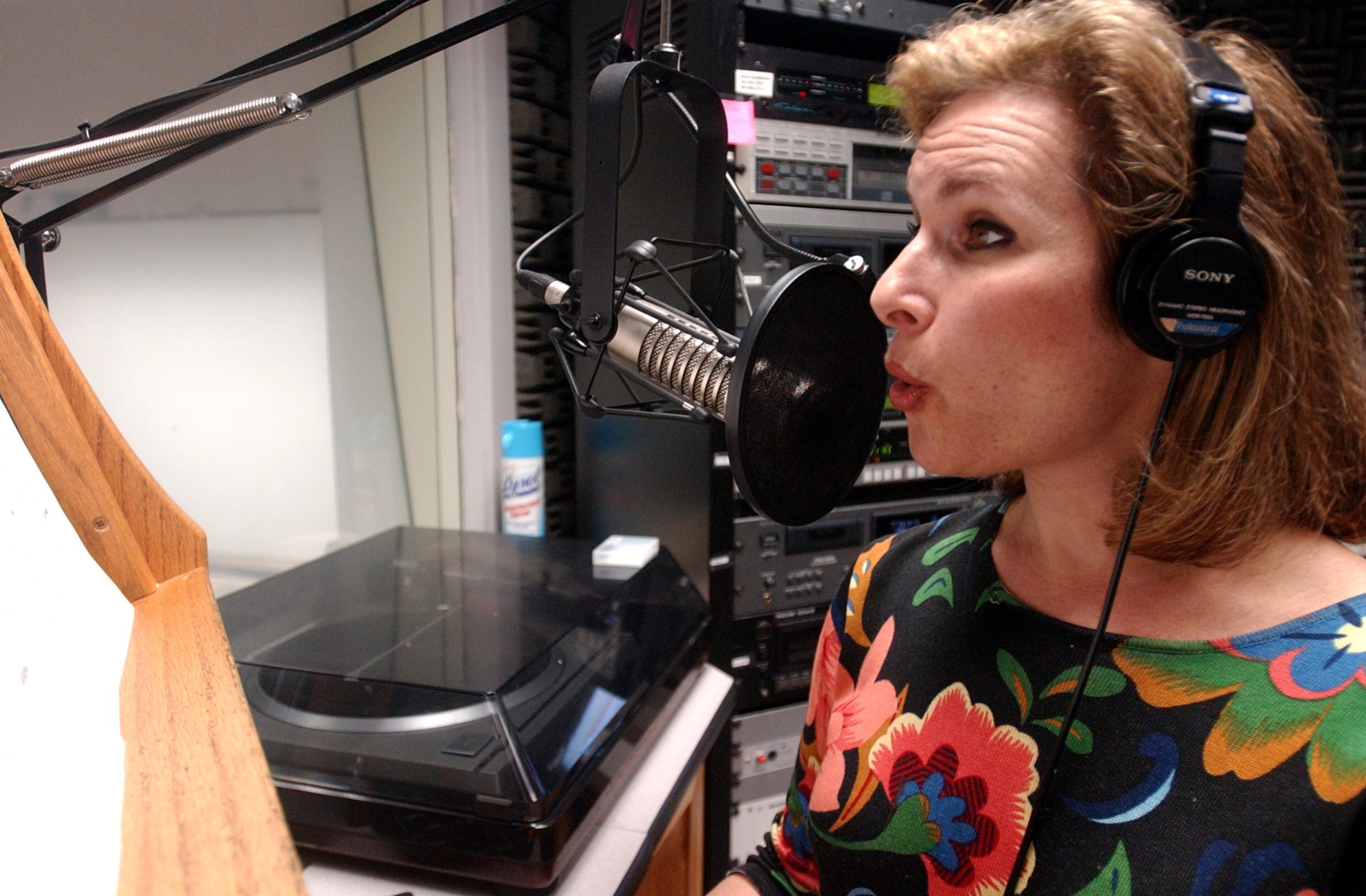 WABE's Lois Reitzes at the mic in 2003. (W.A. BRIDGES JR./AJC).
