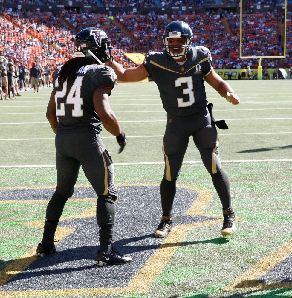 Jones, Freeman both score touchdowns