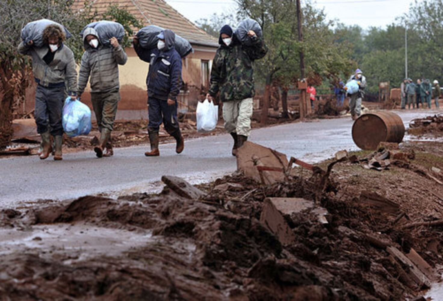 Flood of toxic sludge swamps Hungarian towns