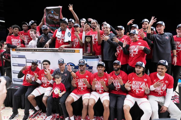 Houston celebrates their victory over Tennessee in the Elite Eight round of the NCAA college basketball tournament Sunday, March 30, 2025, in Indianapolis. (AP Photo/Michael Conroy)
