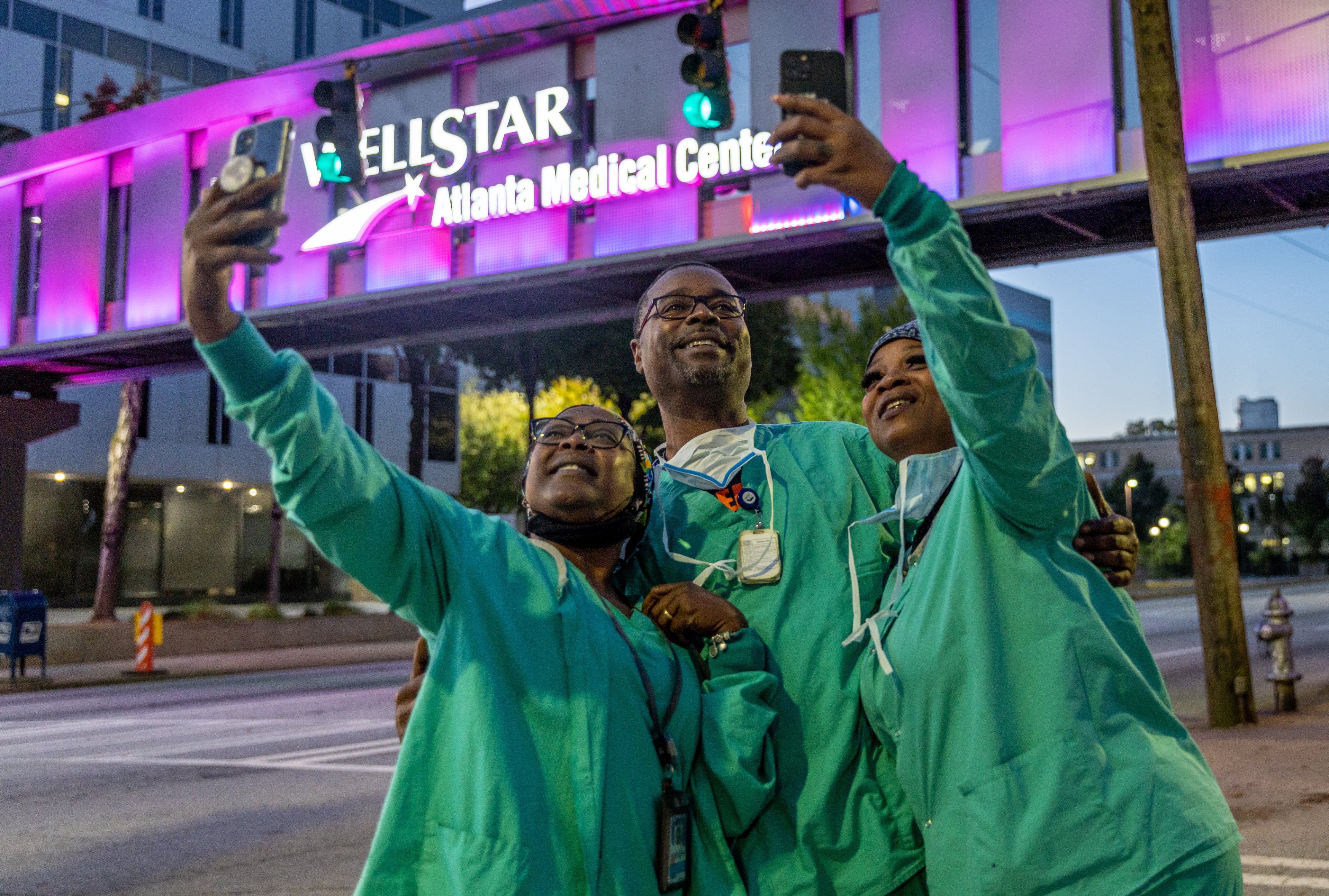 After the emergency room at Wellstar Atlanta Medical Center closed, employees gathered to take photographs. (Steve Schaefer/AJC 2022)