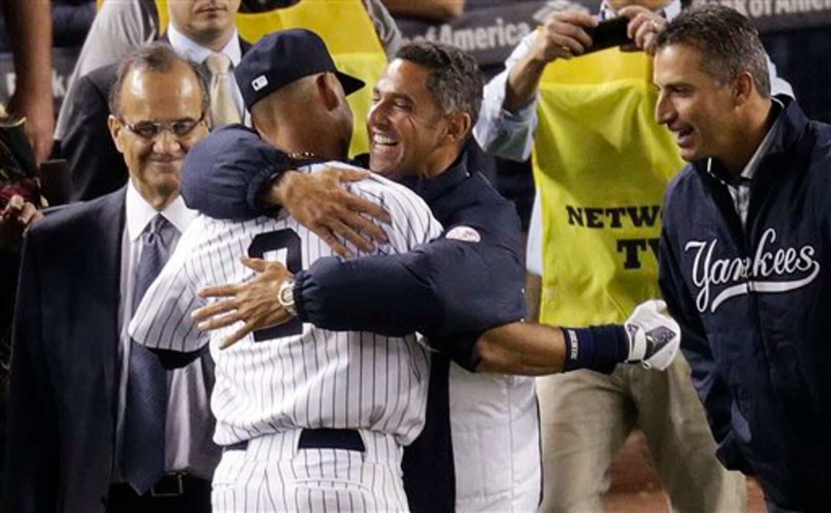 Jeter comes through in stirring farewell to NY