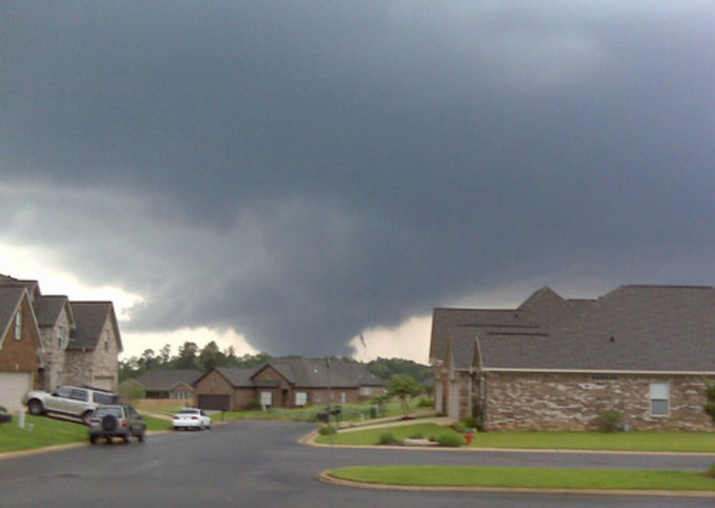 Deadly tornado rips through Tuscaloosa, Ala.