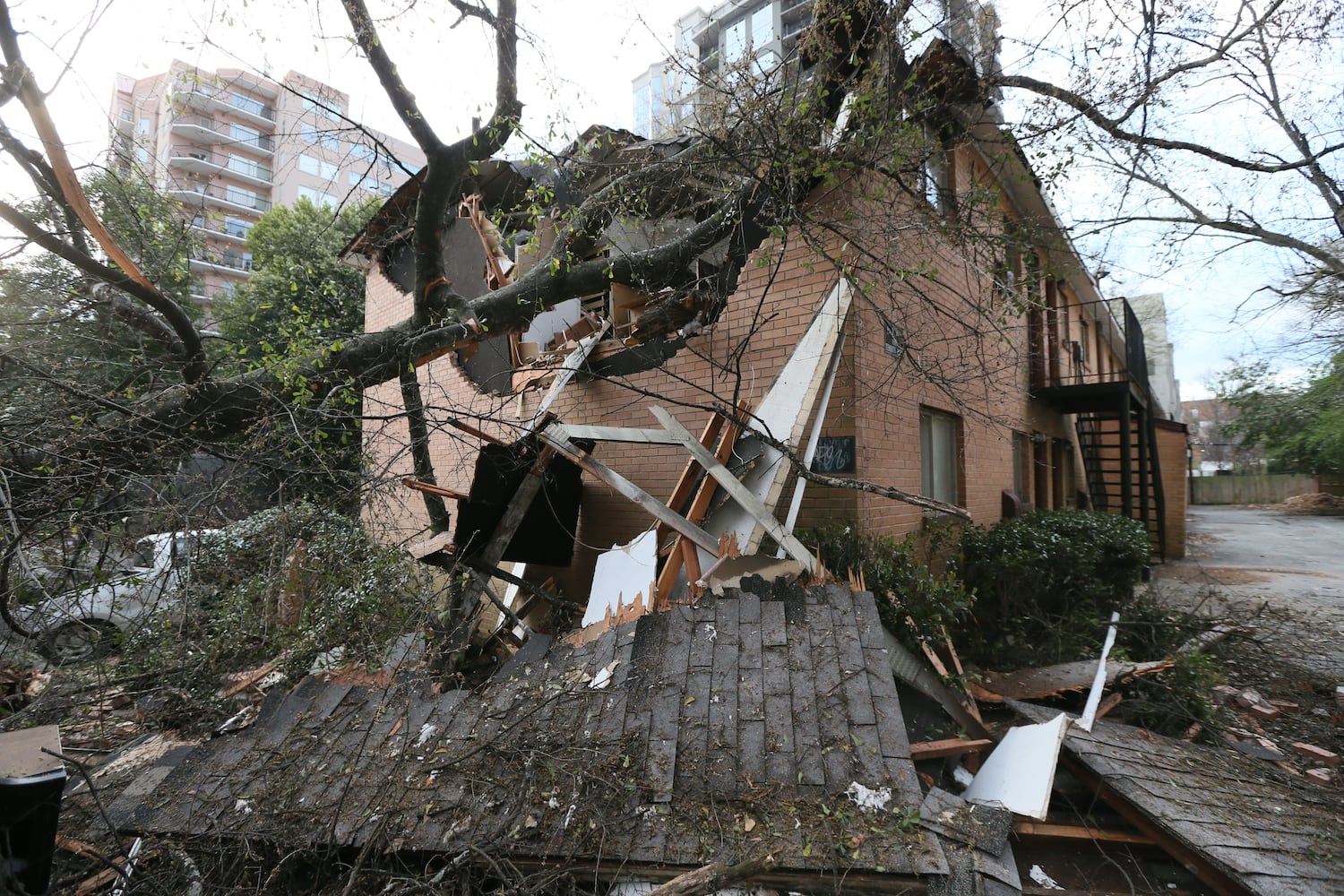 Tree falls on 13th Street west of Piedmont