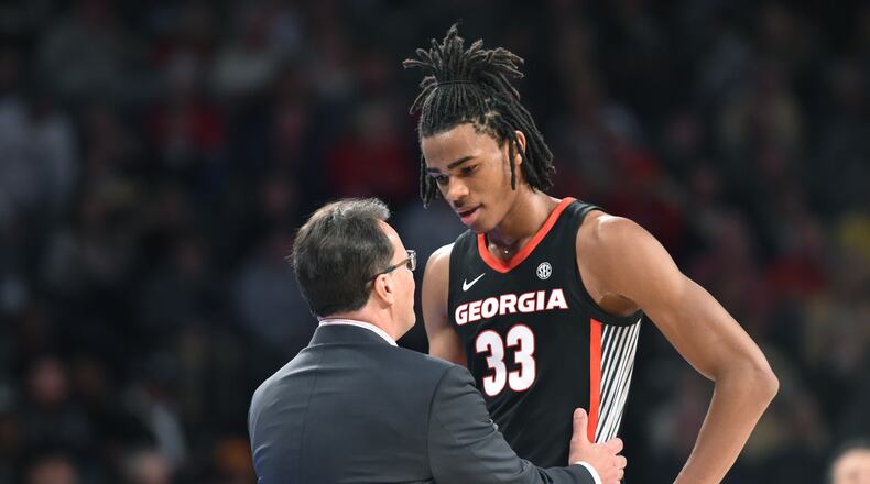 Georgia head coach Tom Crean instructs Nicolas Claxton during a game earlier this season. HYOSUB SHIN / HSHIN@AJC.COM