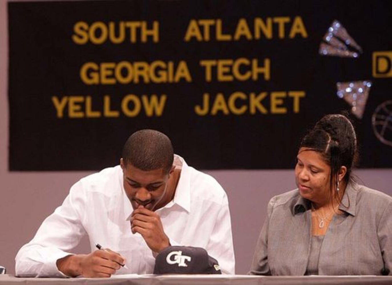 Georgia Tech: Derrick Favors signs