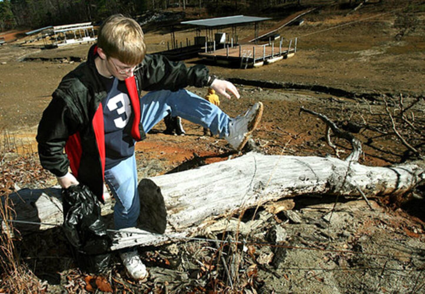Boy Scouts clean up Lake Lanier