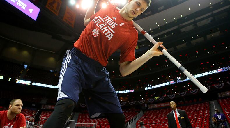 Hawks center Mike Muscala loosens before a game. Curtis Compton / ccompton@ajc.com