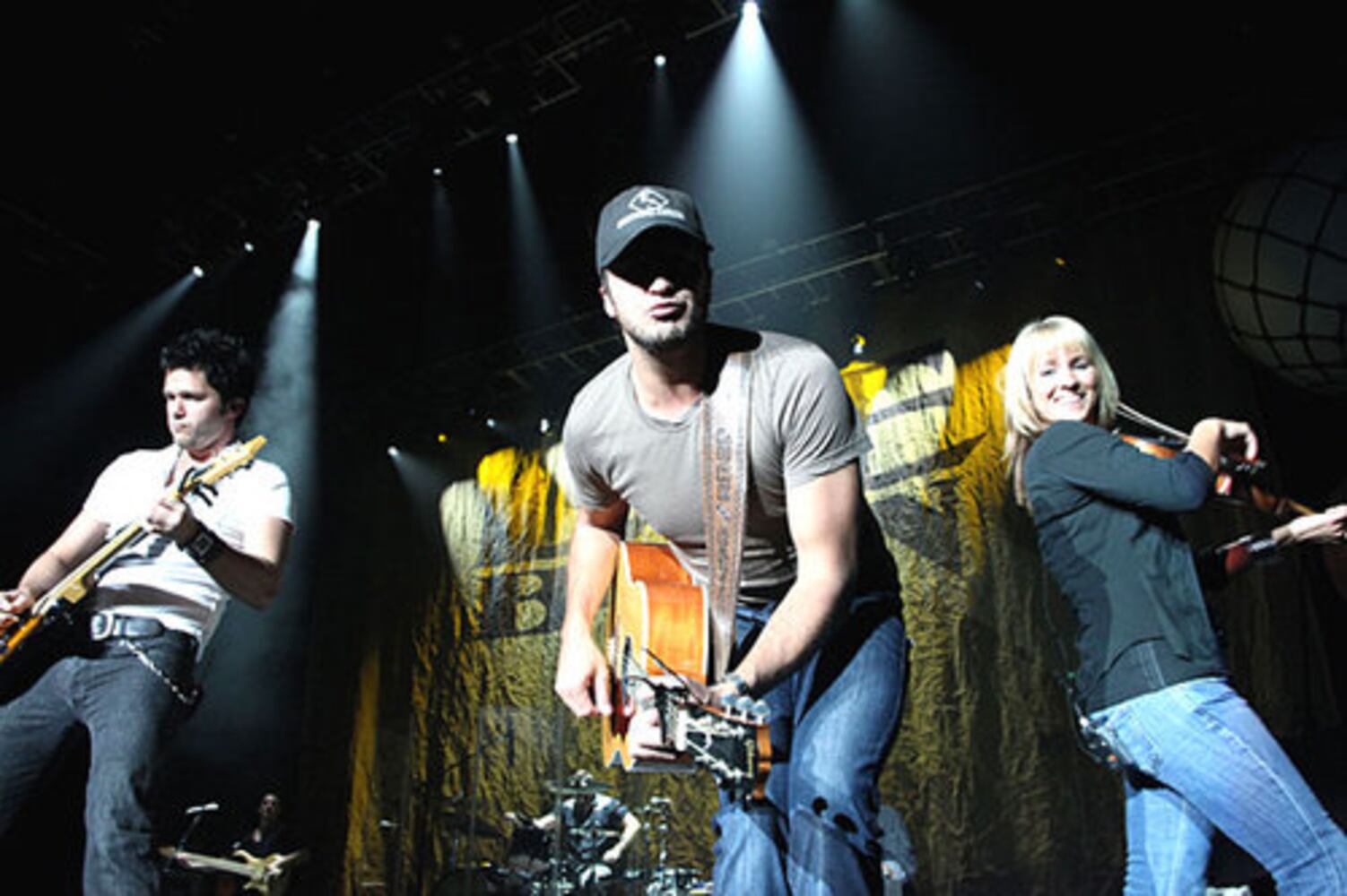 Sugarland kicks off tour at Gwinnett Arena