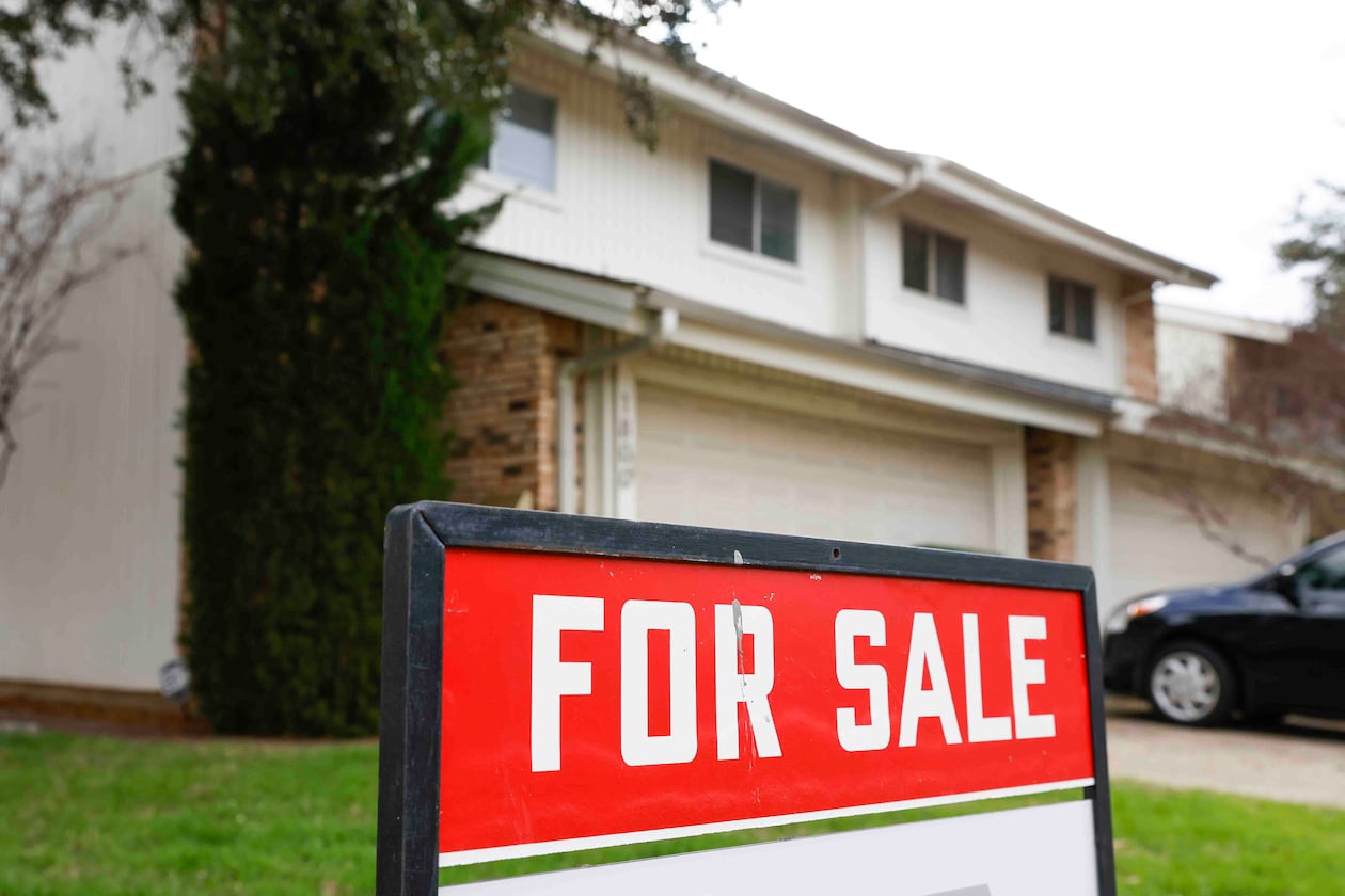 A for sale sign is displayed outside a house in Carrollton, Texas. (Shafkat Anowar/The Dallas Morning News/TNS)