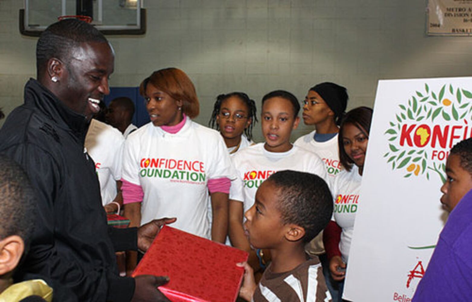 Akon hosts Holiday Toy Give-Away